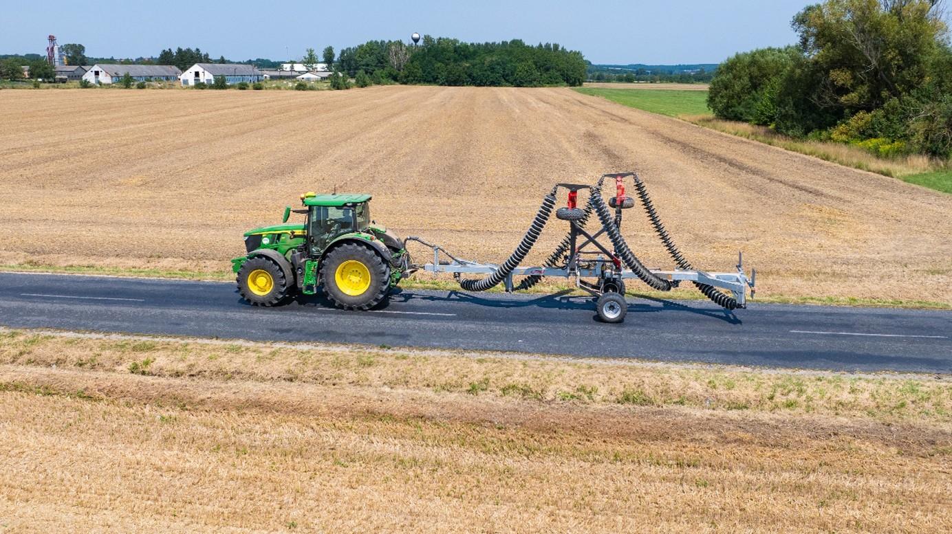 Read more about the article Forgatás nélküli talajművelés új szintje: Fliegl KSE 680 láncos-tárcsás borona